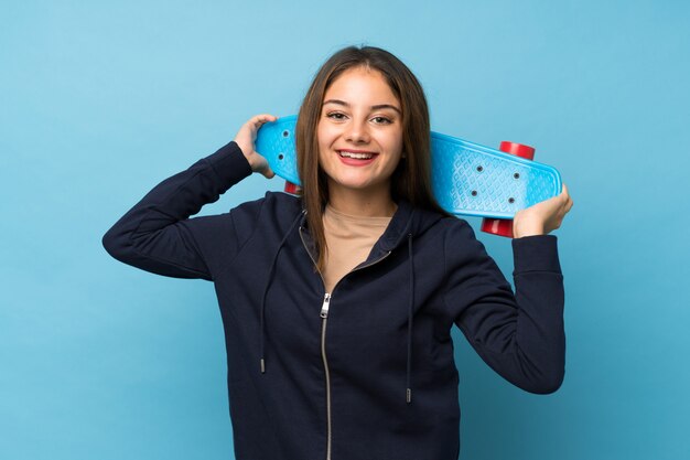 Junges Brunettemädchen über getrenntem Blau mit Rochen