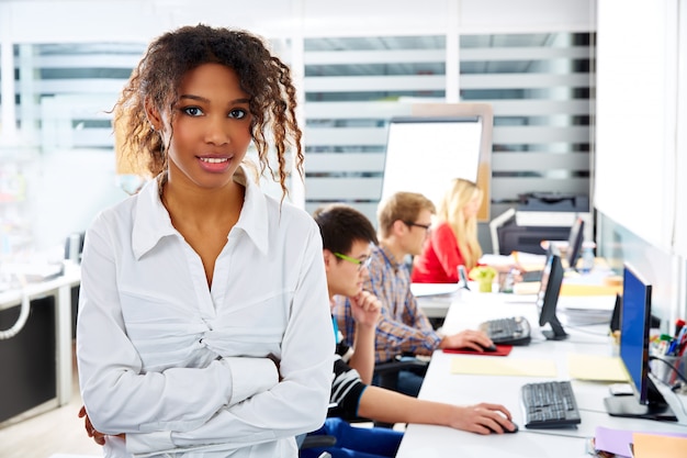 Junges Büro der afrikanischen Geschäftsfrau mit Computer