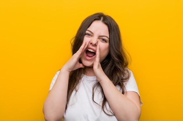 Junges curvy plus Größenfrauenschreien aufgeregt nach vorne.