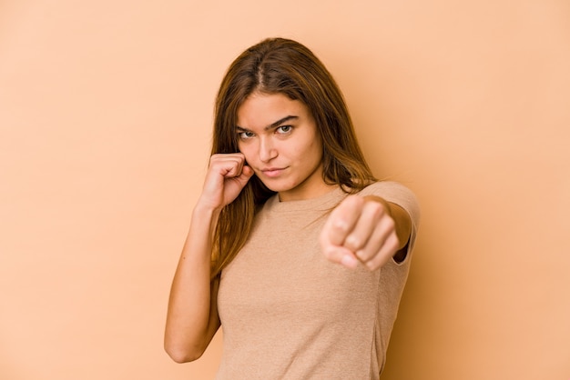 Junges dünnes kaukasisches Teenager-Mädchen, das einen Schlag, Ärger, Kampf wegen eines Streits, Boxen wirft.