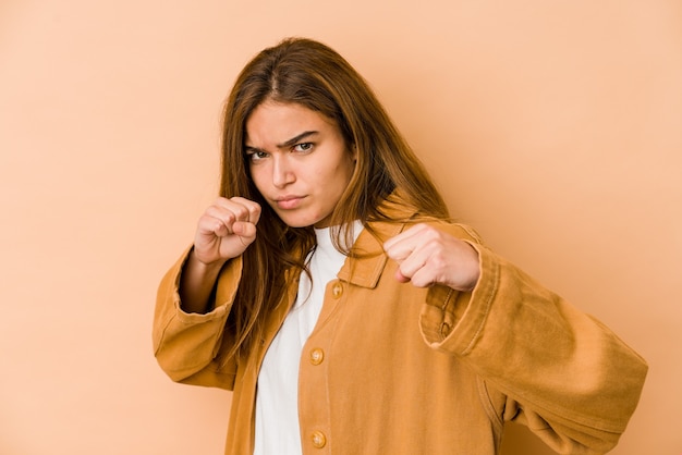 Junges dünnes kaukasisches Teenager-Mädchen, das einen Schlag, Zorn wirft, wegen eines Streits kämpft, Boxen.