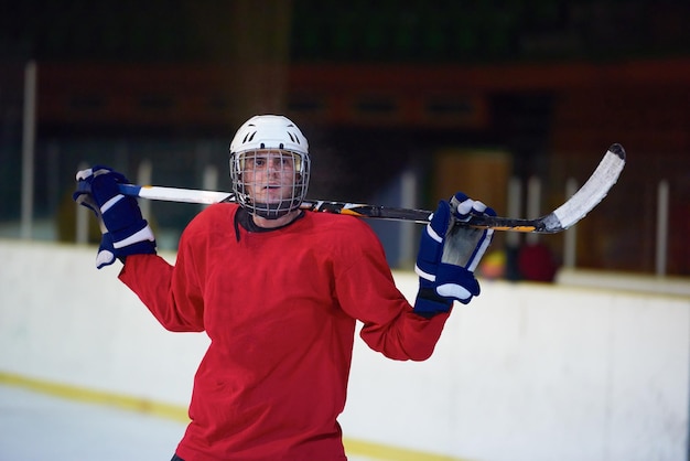 junges Eishockeyspielerporträt beim Training auf schwarzem Hintergrund