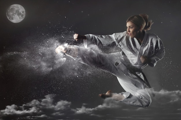 Junges emotionales Karate-Mädchen versucht, den Mond zu treffen