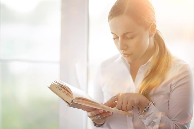 Junges erwachsenes Mädchen mit Buchlernen, Lesen, Geschäft