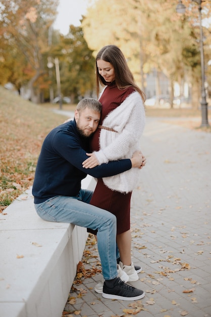 Junges erwachsenes Paar verliebt in Herbstpark