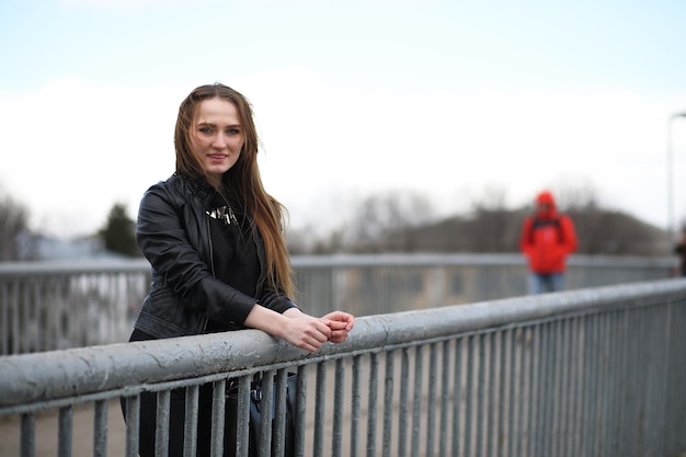 Junges erwachsenes süßes Mädchen auf einem Spaziergang in der Stadt