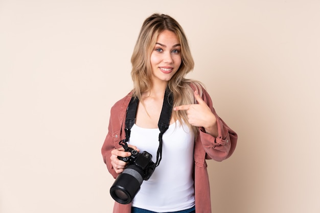 Junges Fotografmädchen über isoliertem Hintergrund mit Überraschungsgesichtsausdruck