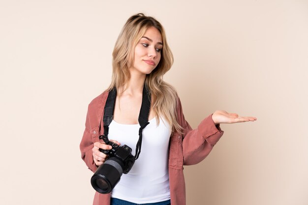 Junges Fotografmädchen über Wand, die Leerzeichen mit Zweifeln hält