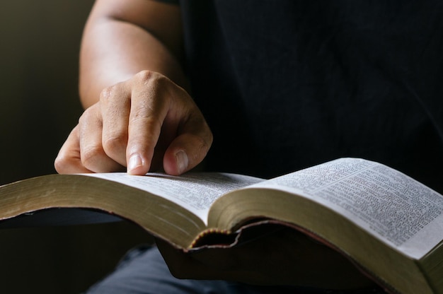 Junges Gebet sitzt in der Kirche, um die Bibel zu lesen und Gott zu verehren Garten Natur Hintergrund