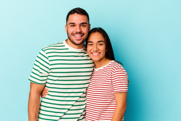 Junges gemischtes Rassenpaar lokalisiert auf blauem Hintergrund
