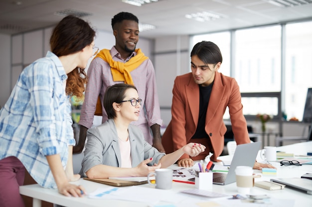 Junges Geschäftsteam, das im Büro arbeitet