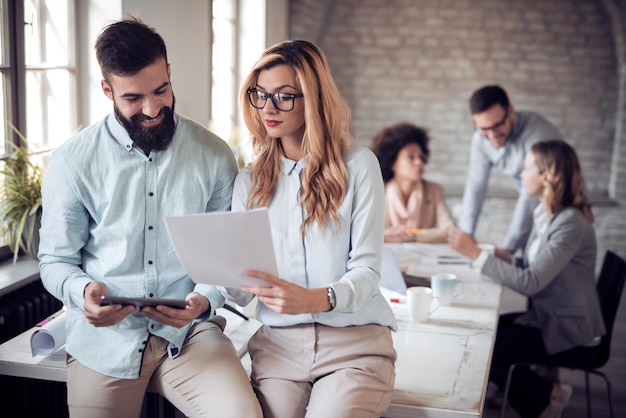 Junges Geschäftsteam, das im Büro arbeitet