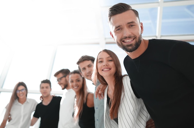 Junges Geschäftsteam, das im neuen Büro stehtDas Konzept der Teamarbeit