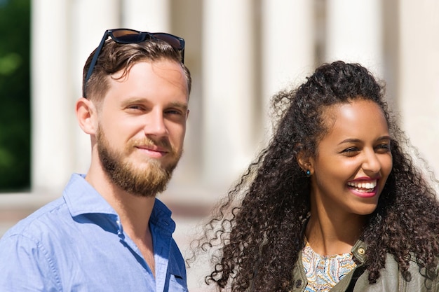 Junges glückliches gemischtrassiges Paar, das als Diversity-Freundschafts- und Zusammengehörigkeitskonzept datiert