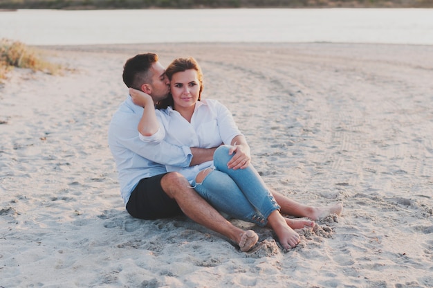 Junges glückliches Paar am Strand