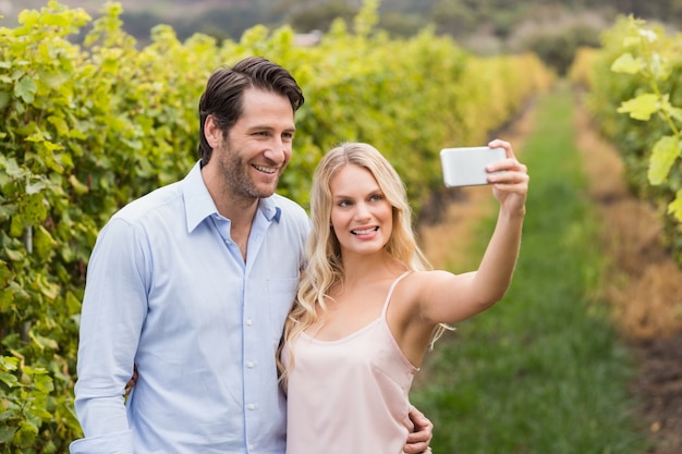 Junges glückliches Paar, das ein selfie nimmt