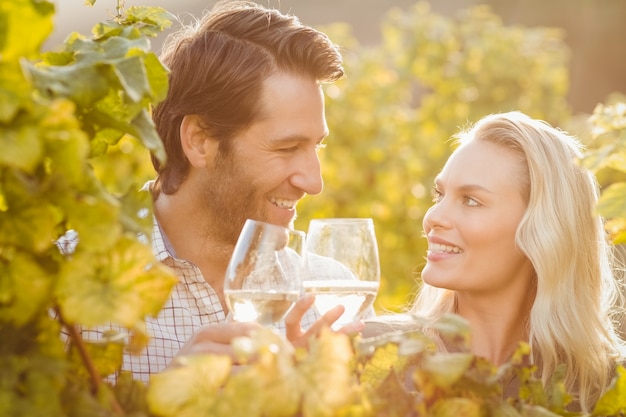 Junges glückliches Paar, das Gläser Wein hält