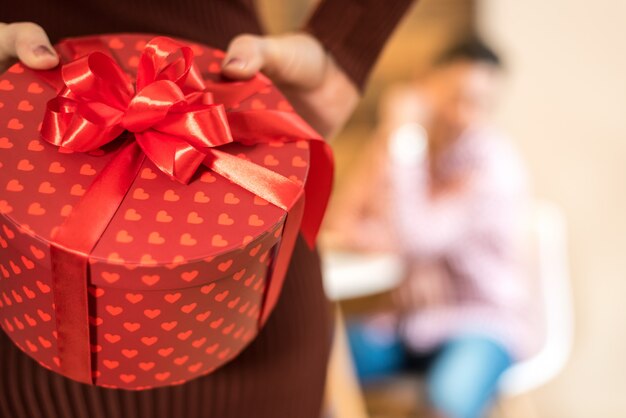 Junges glückliches Paar, das Valentinstag mit einem Abendessen zu Hause trinkt Wein, Beifall feiert.