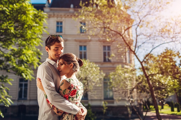 Junges glückliches Paar in der Liebe, die draußen umarmt.