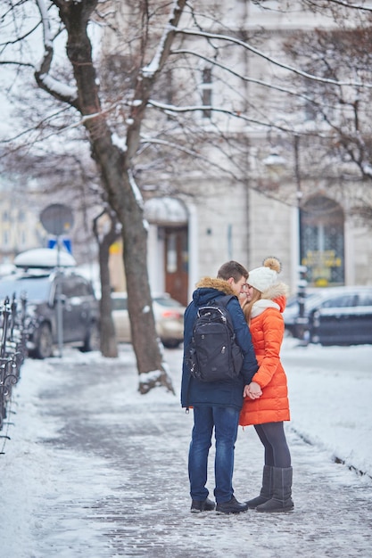 Junges glückliches Paar in der Liebe draußen