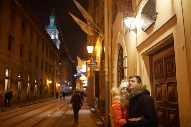 Junges glückliches Paar in der Liebe draußen