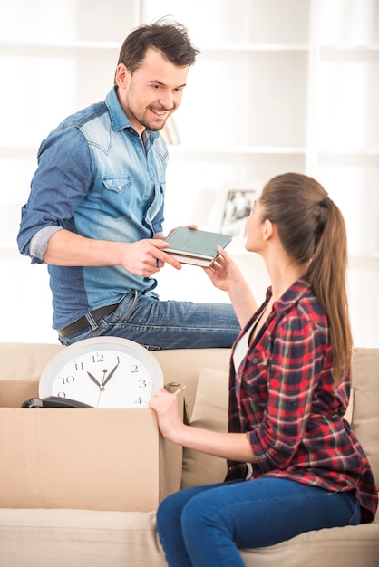 Junges glückliches Paar, welches die Wohnung vereinbart.