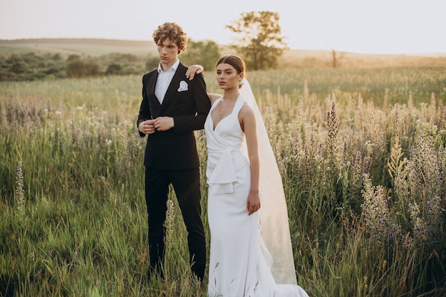 Junges Hochzeitspaar zusammen im Feld