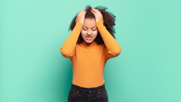 junges hübsches Afro-Mädchen