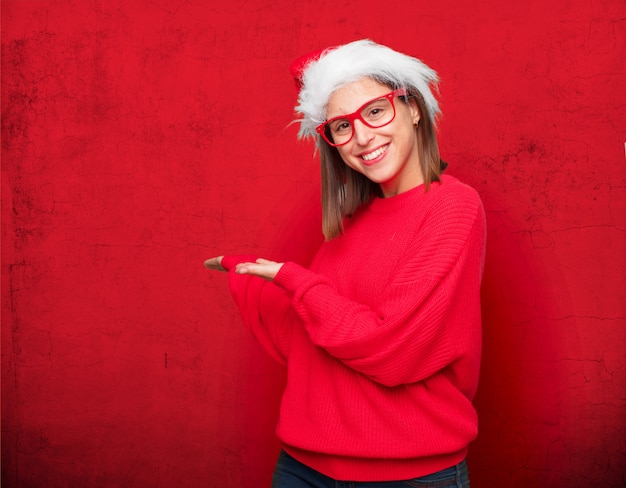 Junges hübsches Frauenweihnachtskonzept. bearbeitbarer Hintergrund