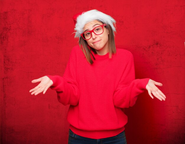 Junges hübsches Frauenweihnachtskonzept. bearbeitbarer Hintergrund