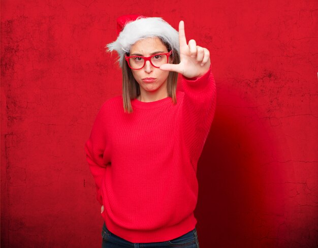 Junges hübsches Frauenweihnachtskonzept. bearbeitbarer Hintergrund