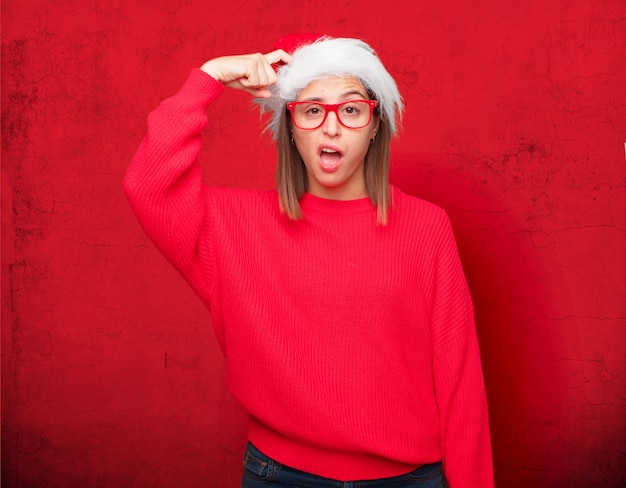 Junges hübsches Frauenweihnachtskonzept. bearbeitbarer Hintergrund