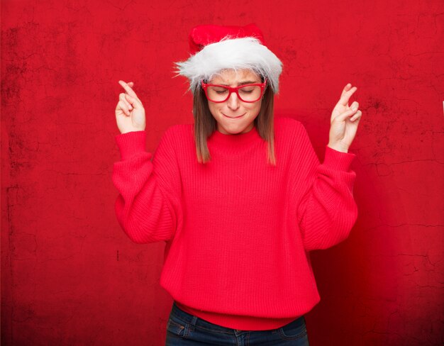 Junges hübsches Frauenweihnachtskonzept. bearbeitbarer Hintergrund