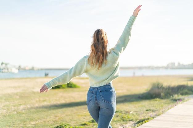 Junges hübsches Mädchen im Freien