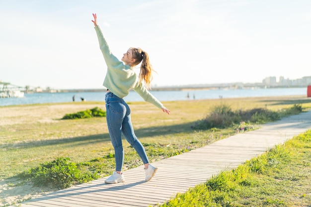 Junges hübsches Mädchen im Freien