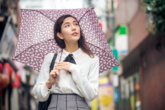 Junges japanisches Mädchen im Freien