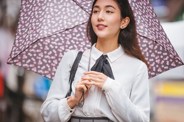 Junges japanisches Mädchen im Freien