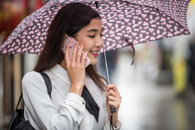 Junges japanisches Mädchen im Freien