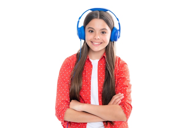 Junges jugendlich Kind, das Musik mit Kopfhörern hört Mädchen, das Lieder über drahtlose Kopfhörer hört Drahtloses Kopfhörer-Gerät Zubehör Portrait von glücklich lächelnden Teenager-Mädchen
