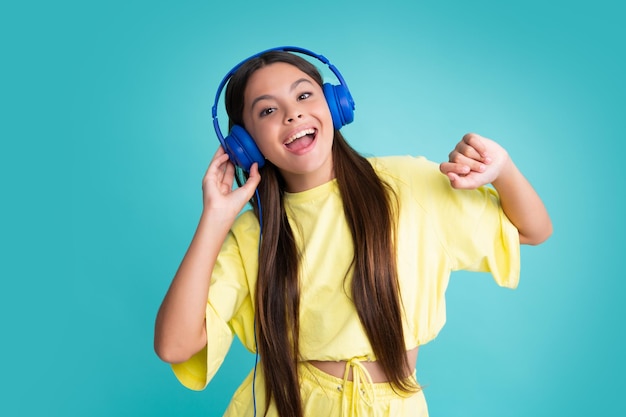 Junges jugendlich Kind, das Musik mit Kopfhörern hört Mädchen, das Lieder über drahtlose Kopfhörer hört