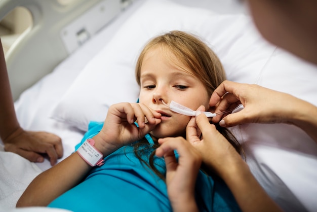 Junges kaukasisches Mädchen, das in einem Krankenhaus bleibt