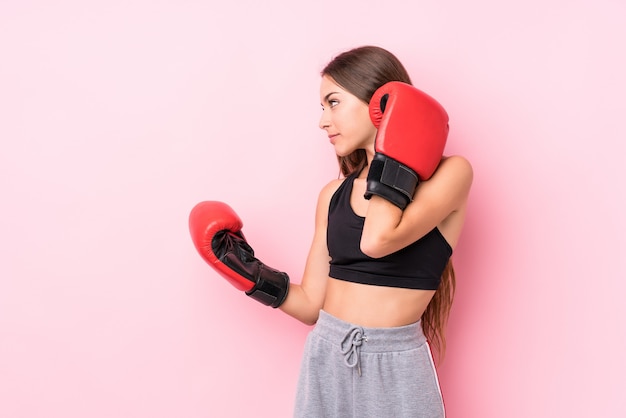 Junges kaukasisches sportliches Frauenboxen