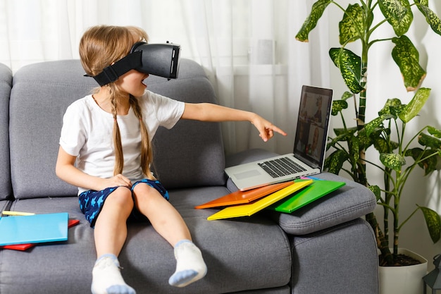 Junges kleines Mädchen mit VR-Virtual-Reality-Brille