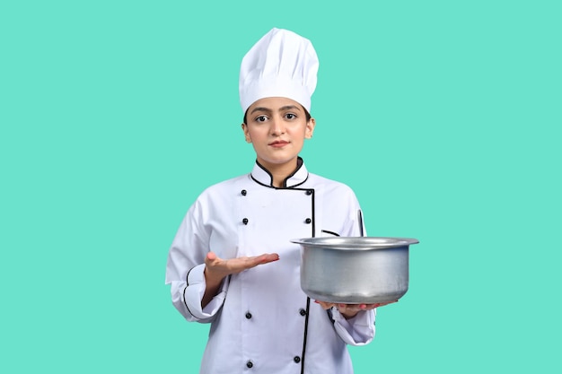 Junges Kochmädchen weißes Outfit mit Pfanne indisches pakistanisches Modell