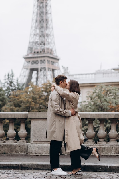 Junges lächelndes glückliches europäisches Paar in der Sunshine Street in Paris Frankreich