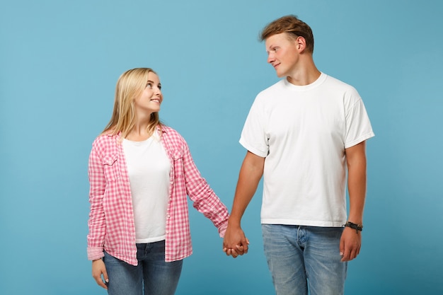 Junges lächelndes Paar zwei Freunde Mann und Frau in weißen rosa leeren leeren T-Shirts posieren