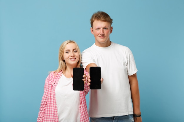 Junges lächelndes Paar zwei Freunde Mann und Frau in weißen rosa T-Shirts posiert