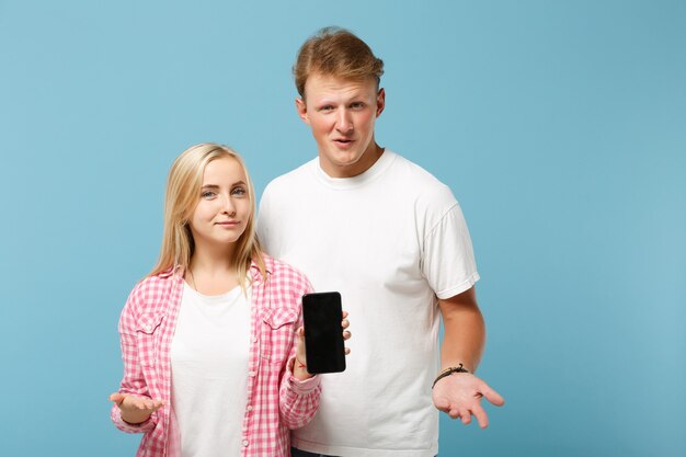 Junges lächelndes Paar zwei Freunde Mann und Frau in weißen rosa T-Shirts posiert