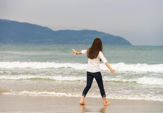 Junges Mädchen am China Beach in Danang, Vietnam. Kein Gesicht