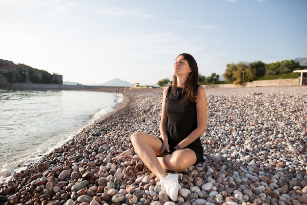 Junges Mädchen am Strand sitzen